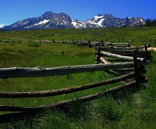 Rustic Fence Ideas 26