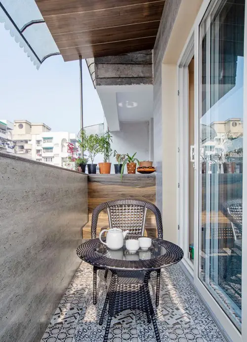 Floor Motifs Adding Drama for Small Balconies