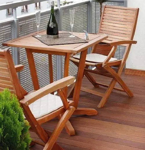 Deck Flooring for a Minimalistic Outdoor Dining Space