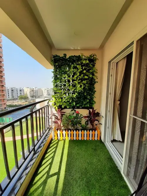 A Green Wall with a Mini Fence! decor
