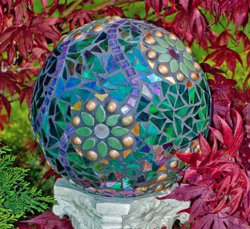 DIY Mosaic Gazing Ball