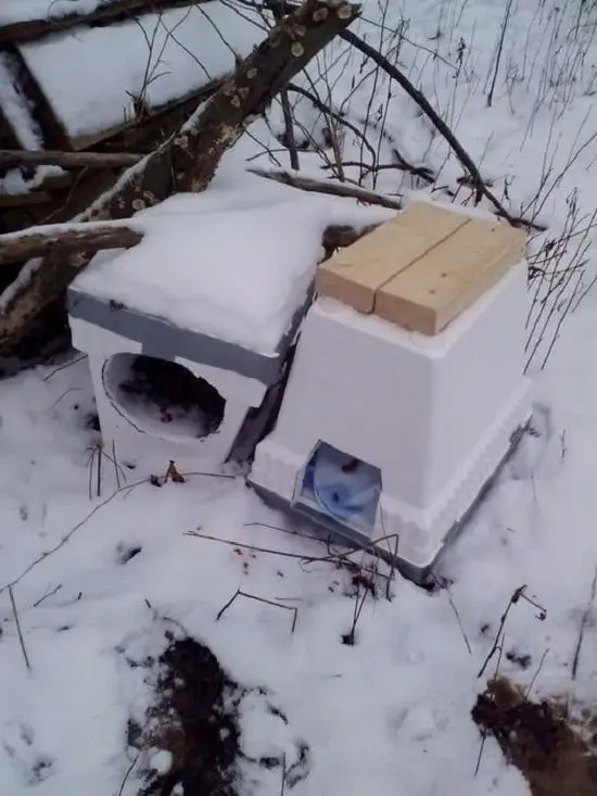 DIY Outdoor Cat House Ideas- Winter Cat Shelter