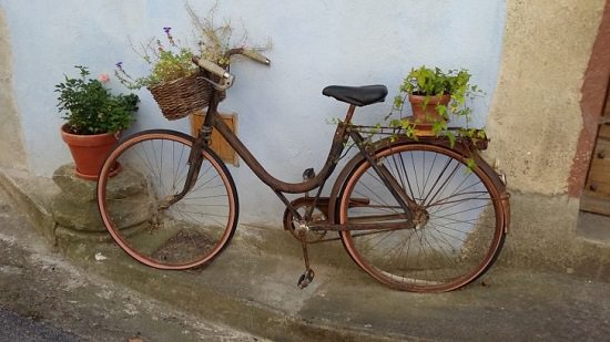 These 10+ Bicycle Planter Ideas are ideal if you want to add some vintage appeal with some creativity to your garden or entryway.