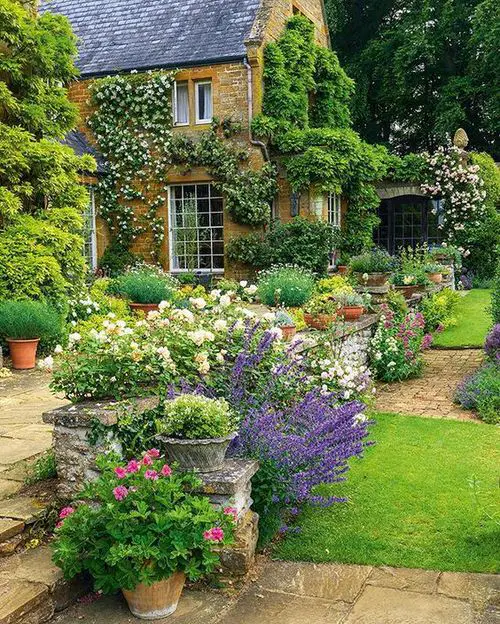 Beautiful Cottage with Myriad Florals