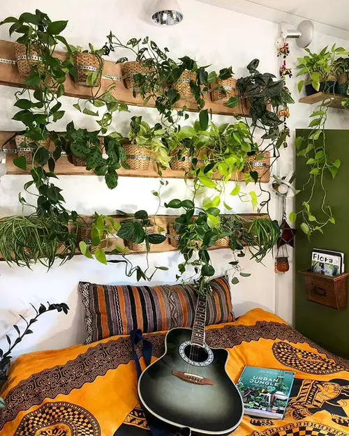 Plant Headboard Ideas for Ultimate Houseplant Lovers 3