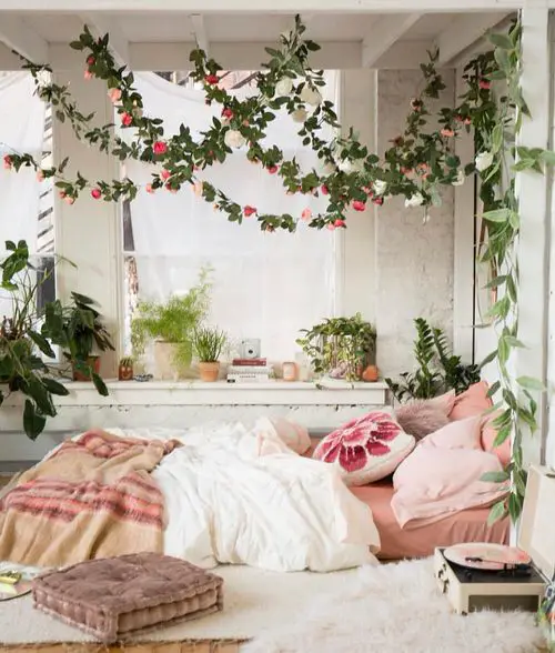 Romantic Bedroom Décor Ideas With Plant Theme