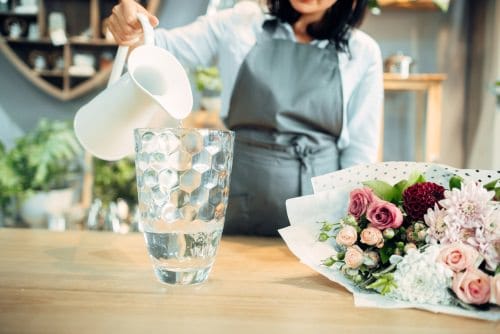 How to Take Care of Roses in a Vase 2