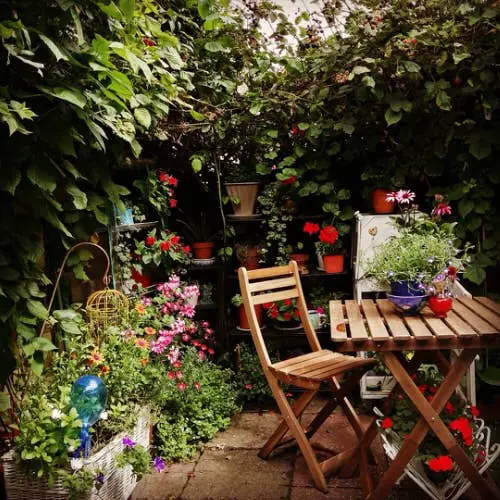 Garden Oasis: Small Chill-Out Corner Ideas 28