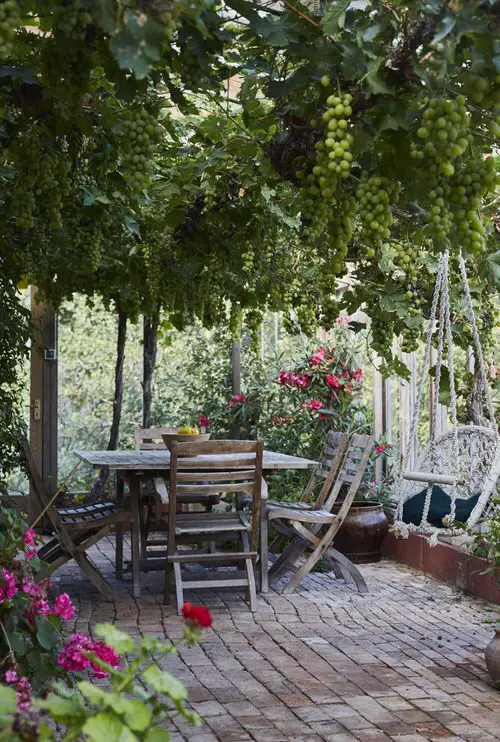 Productive Working Spot in the Garden Ideas 40