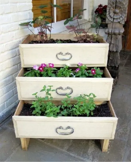DIY Vertical Garden Bed Ideas 13