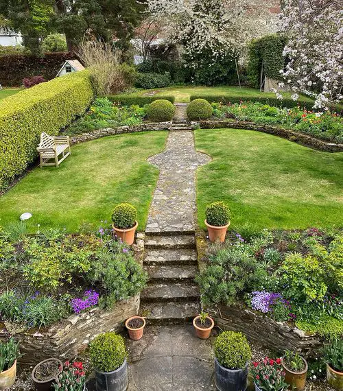 Minimal Cottage-Style Garden with Lush Lawn and Paved Pathway