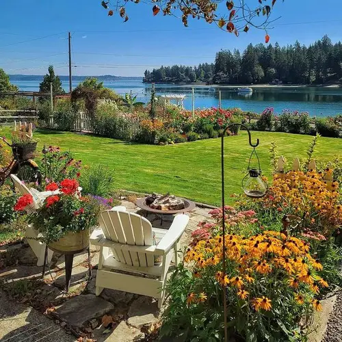 A Lakeside Relaxing Spot by the Susan Field