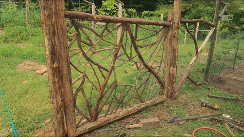 22 Fantastic DIY Garden Decor Using Tree Branches 11
