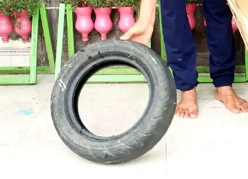 How To Make Hanging Tire Planter 01