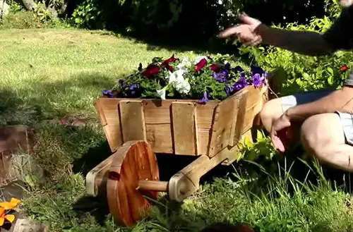 Diy Rustic Wheelbarrow Flower Bed