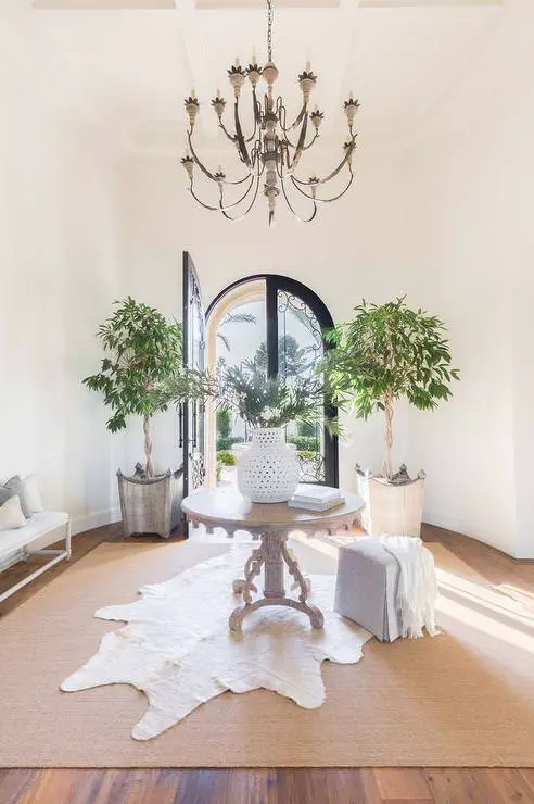 Lush Foliage Centerpiece for a Royal Look