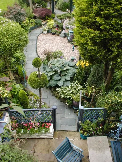 Hide the Sitting Space with a Clever Landscaping