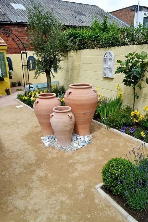 Display Pot Features for a Mediterranean Touch