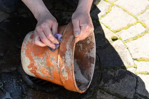 Use Sand to Scrub and Clean Pots