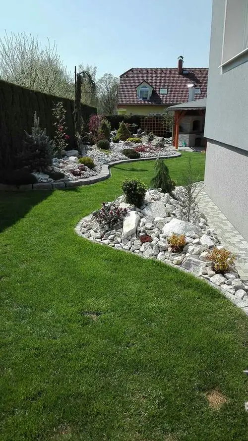 Patch of Rocky Bed and Groundcovers along the Borders