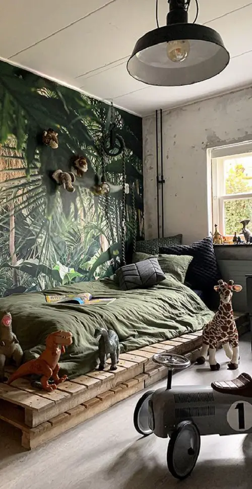 Jungle Painted Wall with Animal Head Figurines