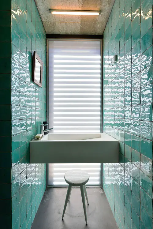 Use Mirror Surface Tiles a Tiny Bathroom Look Bigger 20