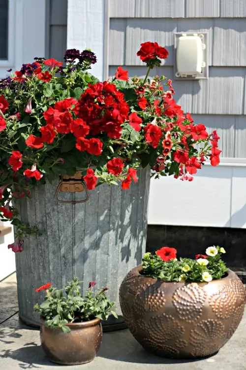trash container with flower and handle