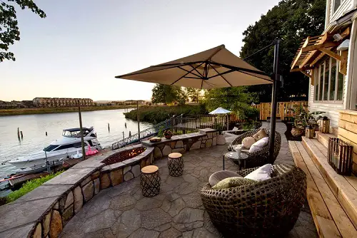 Built-In Flagstone Fire Pit