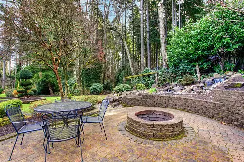 Metal Furniture and Flagstone Patio