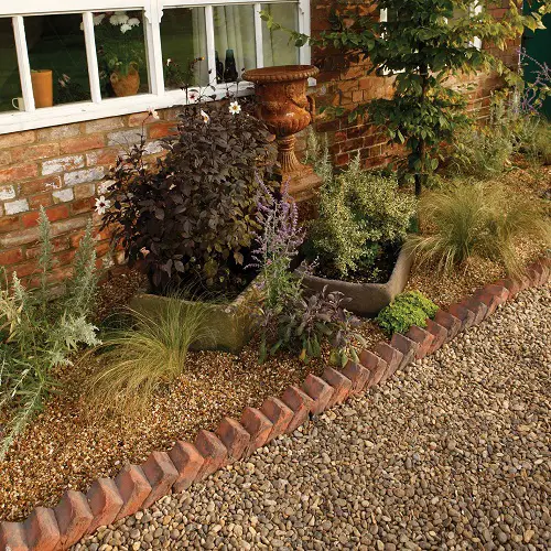 Sawtooth Edging with Bricks