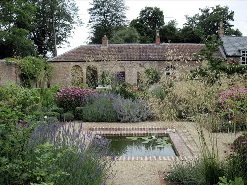 Italian Garden Small Pond and Dense Shrubs Ideas 9