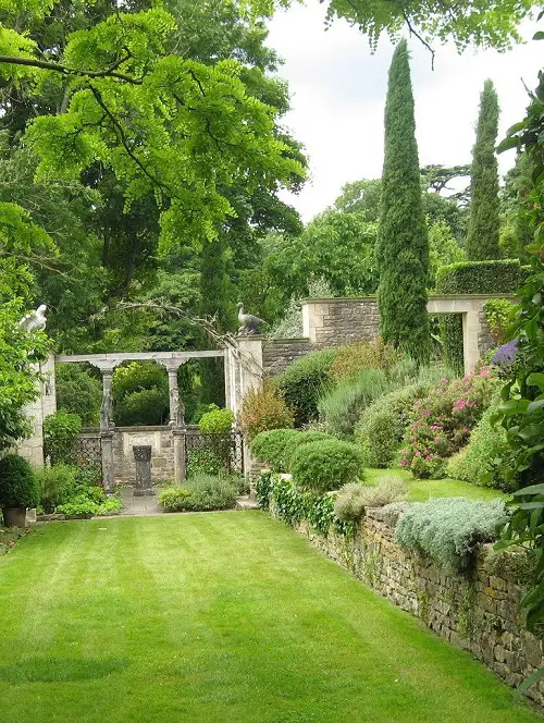 Italian Garden Structured Planting Beds Ideas 15