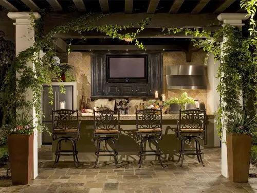 Mediterranean-Style Outdoor Kitchen