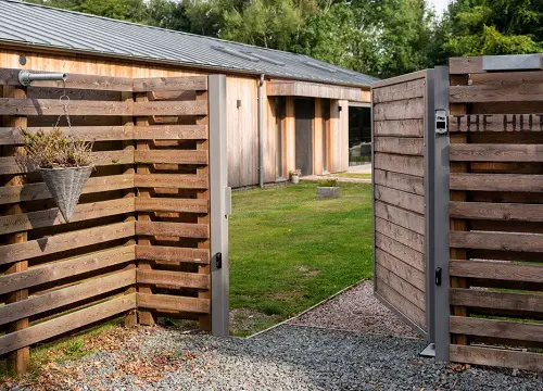 Pallet Wood Fence with a Gate