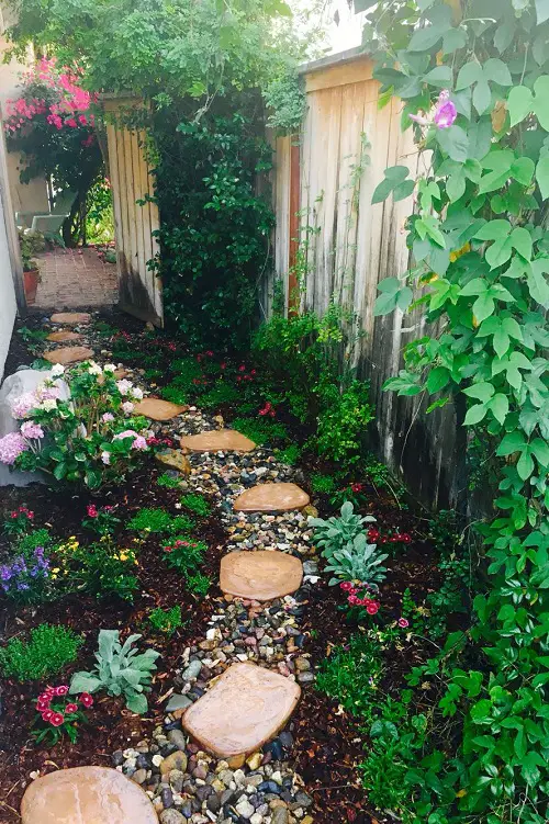 Awesome Side House Landscaping Ideas 34