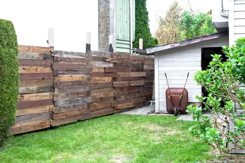 Rustic Reclaimed Wood Fence Ideas 24