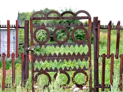 Vegetable Garden metal Fence Ideas 17