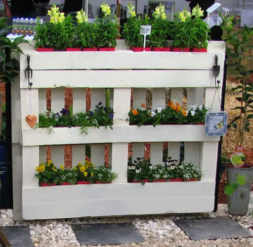 DIY Pallet Plant Stand 