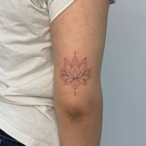 Pretty Lotus Flower Outline on the Knee