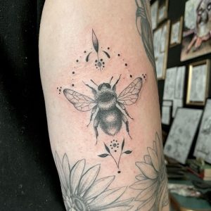 38 Bumble Bee Tattoo Meaning and Ideas | Balcony Garden Web